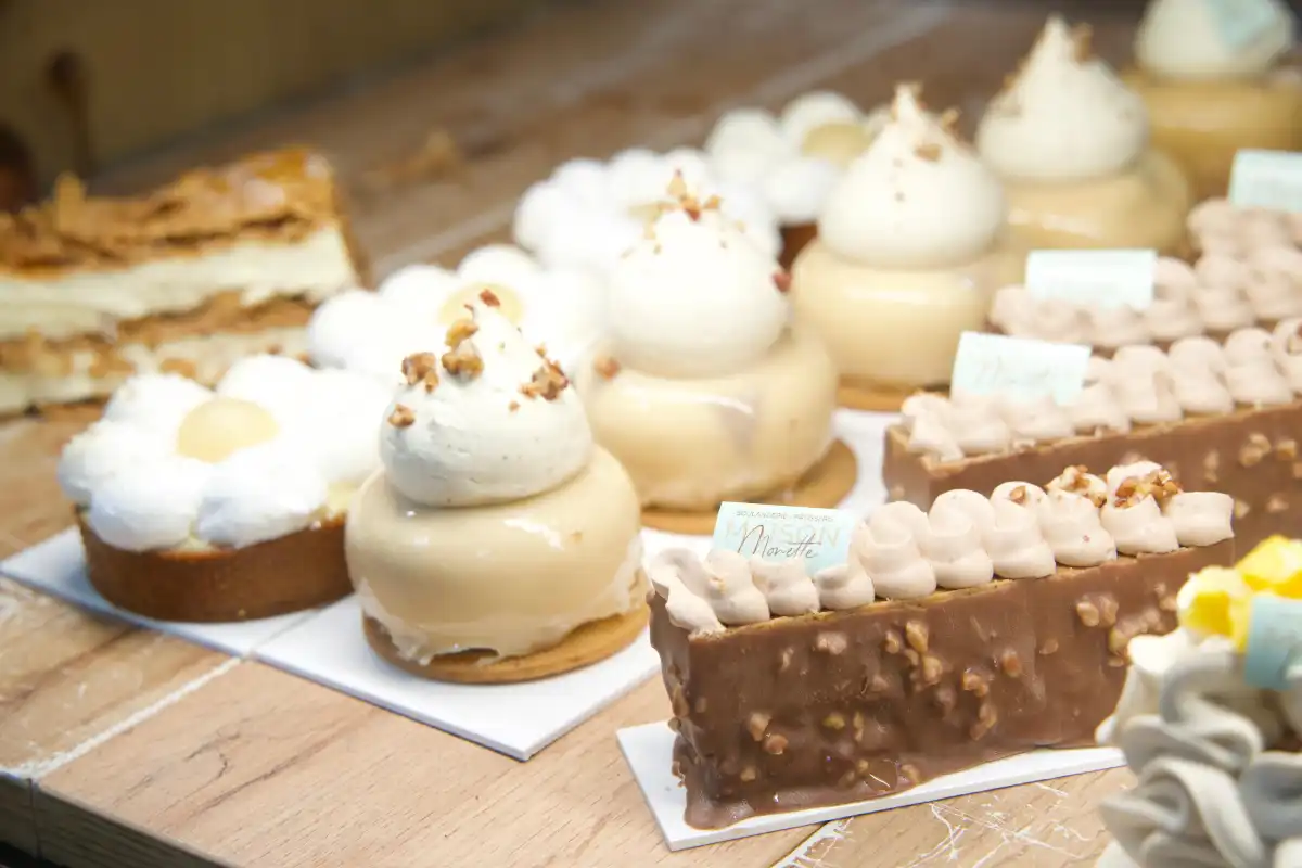 Vitrine pâtisseries Maison Monette — tartes, entremets et créations signature